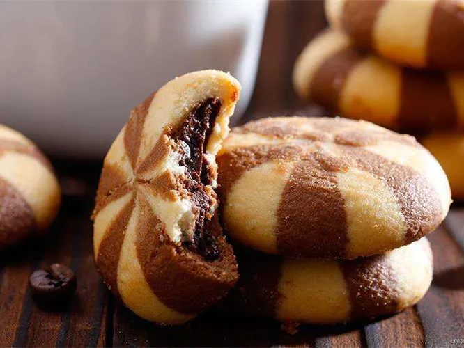 Two-color filled cookie